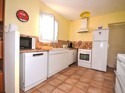 Major Appliance, Kitchen, Kitchen Appliance, Flooring, Interior Design, Floor, Countertop, Furniture, Room, Home Appliance