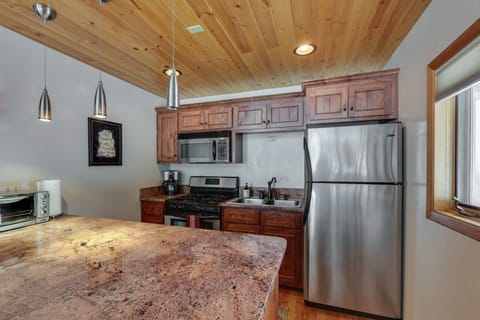 Kitchen | Dishes & Flatware Provided