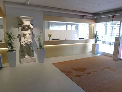 Property, Floor, Room, Interior Design, Building, Ceiling, Flooring, Architecture, Furniture, Design