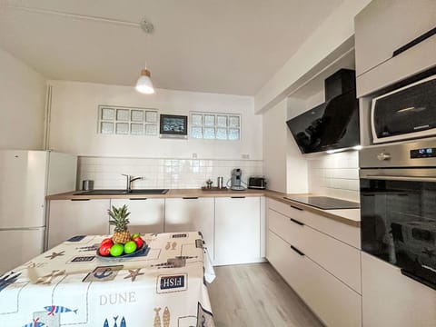 Kitchen, Kitchen Appliance, Countertop, Interior Design, Major Appliance, Furniture, Cabinetry, Flooring, Kitchen Stove, Wood