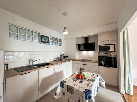 Kitchen Appliance, Kitchen, Countertop, Interior Design, Major Appliance, Furniture, Cabinetry, Flooring, Home Appliance, Kitchen Stove