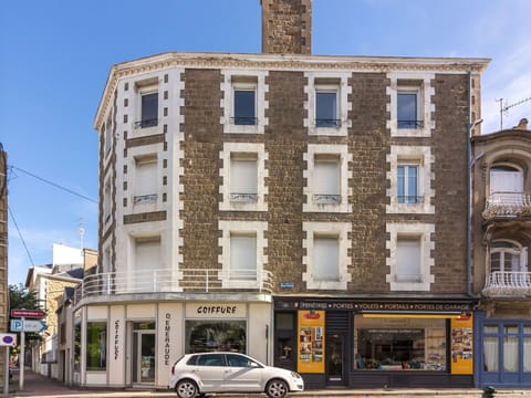 Wheel, Sky, Building, Window, Car, Vehicle, Condominium, Urban Design, Door