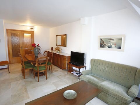 Room, Property, Living Room, Furniture, Building, Interior Design, House, Floor, Real Estate, Table