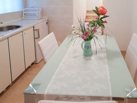 White, Floor, Property, Room, Tile, Table, Furniture, Countertop, Interior Design, Flooring