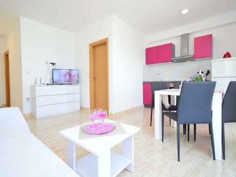 Table, Furniture, Property, Interior Design, Architecture, Chair, Wood, Flooring, Cabinetry, Floor