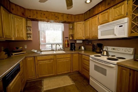 Honey Pine Kitchen,flagstone floor,fine glassware, chef's knives, well eqipped