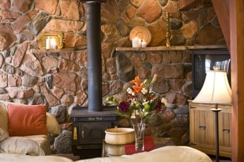 Living Room: leather sofa/loveseat, DVD/CD collection, CableTV, Flagstone floor