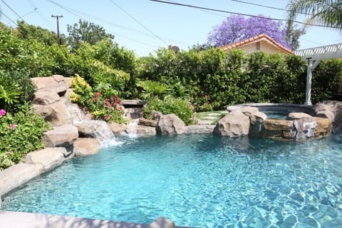 Spectacular Waterfall Rock Pool with In-ground Jacuzzi
Rock Waterfall Pool w/Jacuzzi