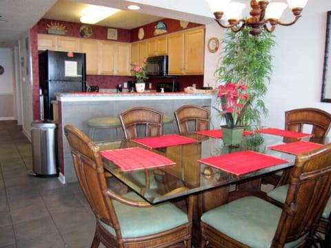 Looking back towards well equipped kitchen and breakfast bar