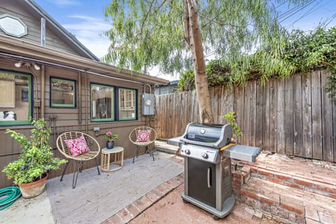 Sitting area to have morning coffee, afternoon tea or glass of wine. 
Weber BBQ.