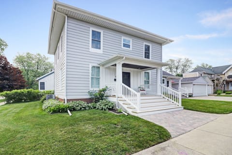 Welcome to the Indiana Avenue Beach House located in South Haven, Michigan!