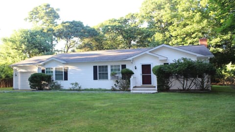 Great summer house walking distance to private beach..
