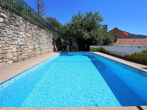 Water, Sky, Daytime, Property, Plant, Swimming Pool, Blue, Azure, Building, Rectangle