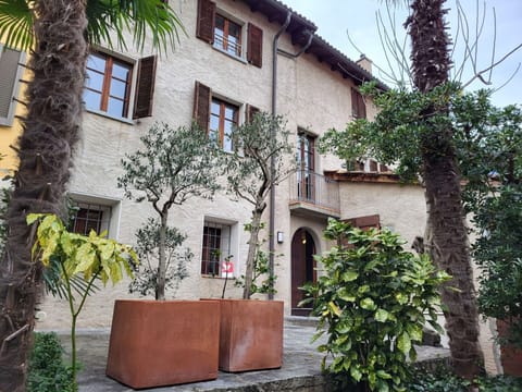 Plant, Property, Window, Building, Architecture, Tree, Wall, Urban Design, Sky, Residential Area