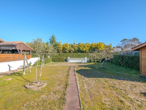 Shrub, Land Lot, Garden, Lawn, Landscaping, Shade, Backyard, Estate, Yard, Walkway