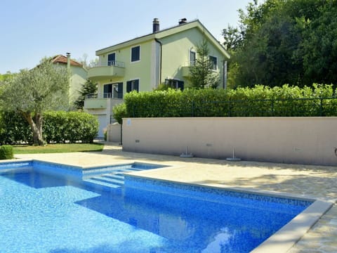 Property, Swimming Pool, House, Residential Area, Real Estate, Home, Building, Estate, Grass, Villa