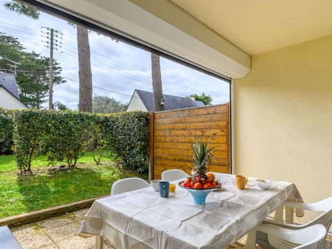 Plant, Table, Furniture, Building, Tableware, Flowerpot, Shade, Chair, Houseplant, Wood