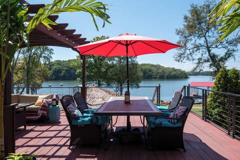 WELCOME TO OLD HICKORY LAKE IN MT. JULIET, TN. 25 MINUTES FROM NASHVILLE, TN. 
WORLD FAMOUS 2 FOOT PARTY COVE. 