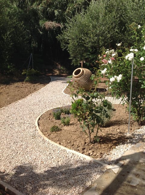 Step down the garden  path to the cottage... a few metres from the beach & sea