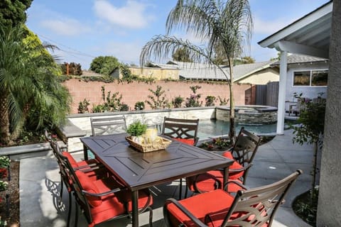 Beautiful In-ground Pool and Jacuzzi with Outdoor Patio Dining