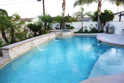 Beautiful In-ground Pool and Jacuzzi with Baja Shelf