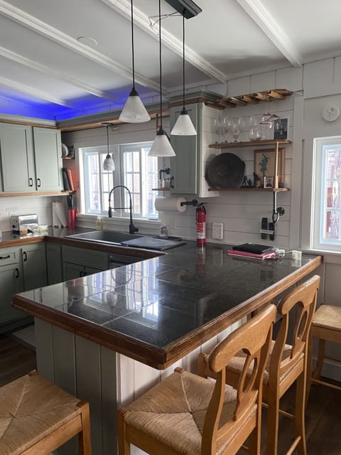 Kitchen with breakfast bar