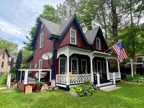 Front of the cottage facing the lake