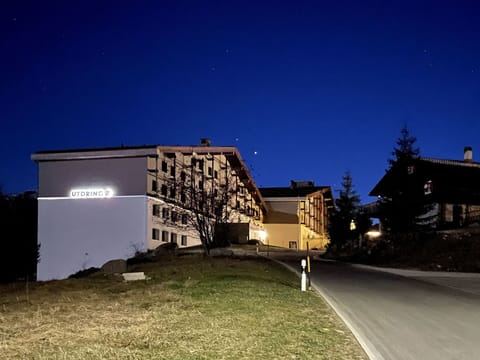 Sky, Plant, Building, Window, Residential Area, Real Estate, Landscape, Cloud, Tints And Shades, House