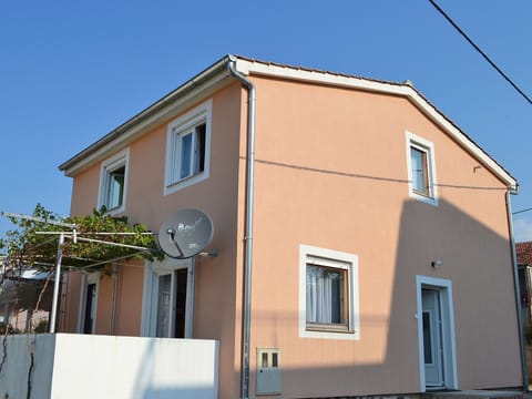 House, Property, Home, Building, Residential Area, Real Estate, Architecture, Facade, Neighbourhood, Wall