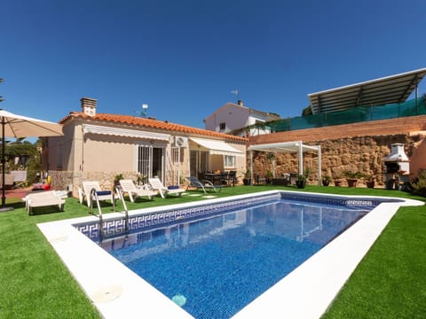 Plant, Water, Property, Sky, Building, Swimming Pool, Azure, Grass, Residential Area, Leisure