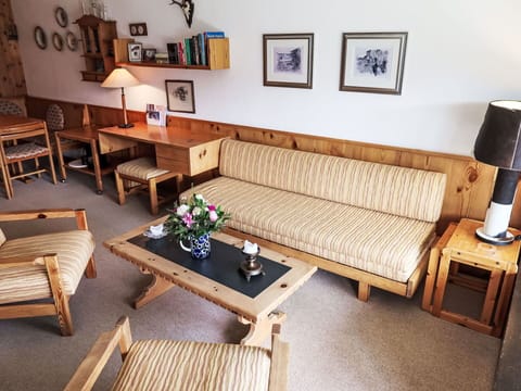 Table, Furniture, Couch, Picture Frame, Building, Wood, Lighting, Interior Design, Flooring, Living Room