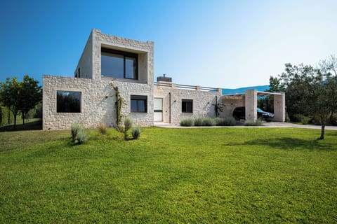 Welcome to White Villa 53