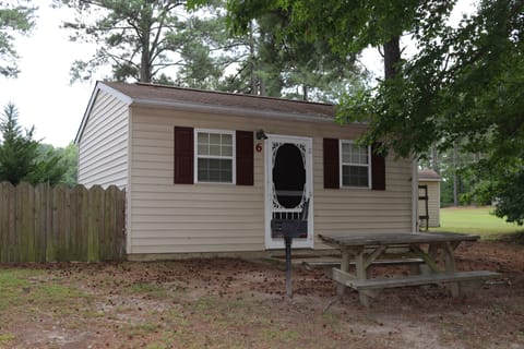 Deluxe Cabin with picnic table and grill