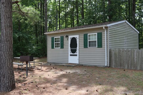 Econo Cabin 