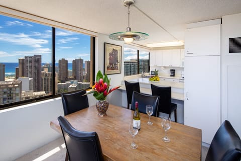 Seating for six with ocean and Diamond Head views