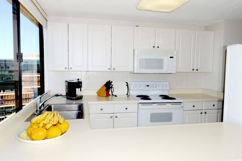 Fully-equipped kitchen with stove, refrigerator, microwave, toaster, etc.