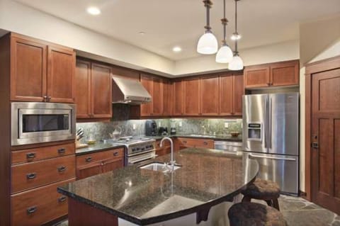 Kitchen island with sink, updated appliances
