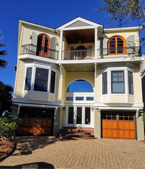 Welcome to 28 Ocean Point, 10' ceilings, open floor plan, lots of natural light 