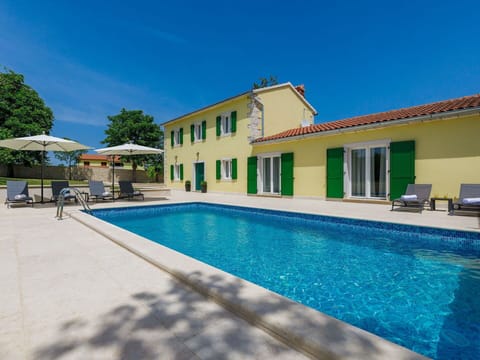 Water, Sky, Plant, Building, Swimming Pool, Window, Azure, Blue, Chair, Shade