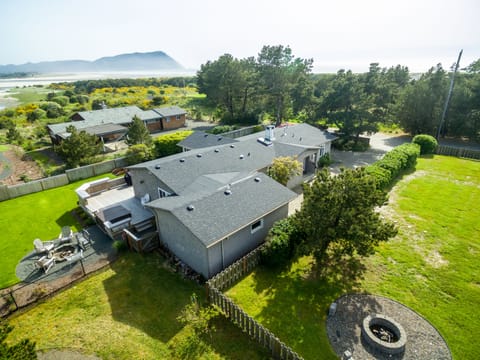 Quiet neighborhood for relaxing getaway! Hot tub, firepit & short walk to beach!