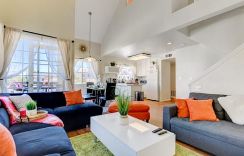 Huge living room, sits very large parties.