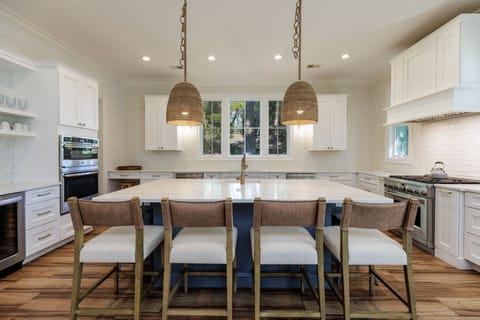 Countertop seating for 6