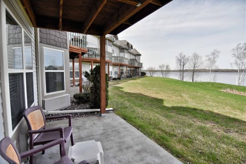 Walk out patio to lake!!