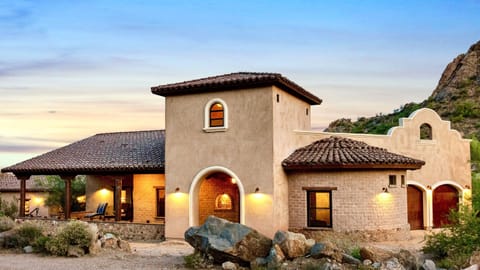 Romantic Spanish Villa in hidden canyon close to shopping + dining.  