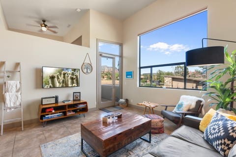 Comfy leather couch, SmartTV, Marshall Speaker, fan and good lighting. 