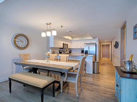 Dining/kitchen seats 10