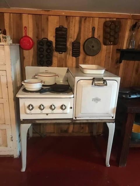1930 electric stove. This appliance is for nostalgia, doesn’t work.