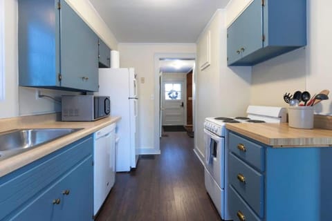 "The cottage was very clean and comfortable and the kitchen was very well stocked. We enjoyed our stay and would definitely return." - Patricia, *****