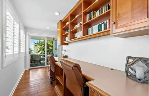Master Bedroom Entrance Desk