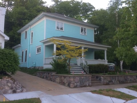 Daybreak Cottage just a few steps from town and Main Street 